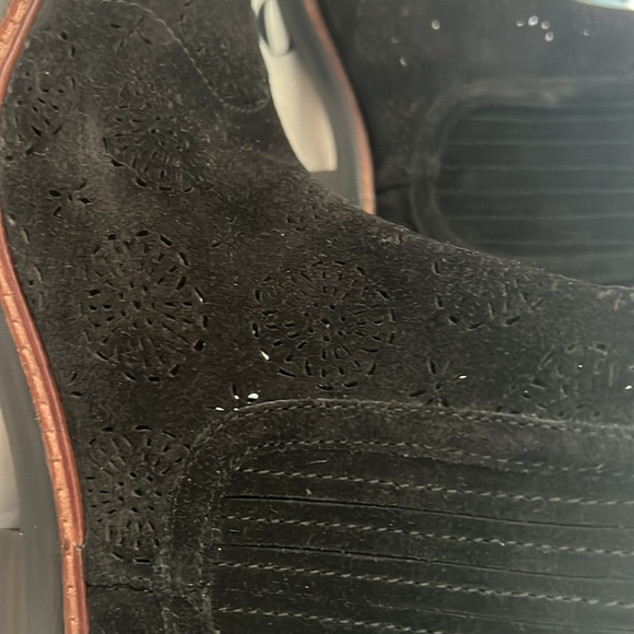 Coach ankle boot. Black suede size 5B. Floral cutouts stitching - Picture 4 of 9